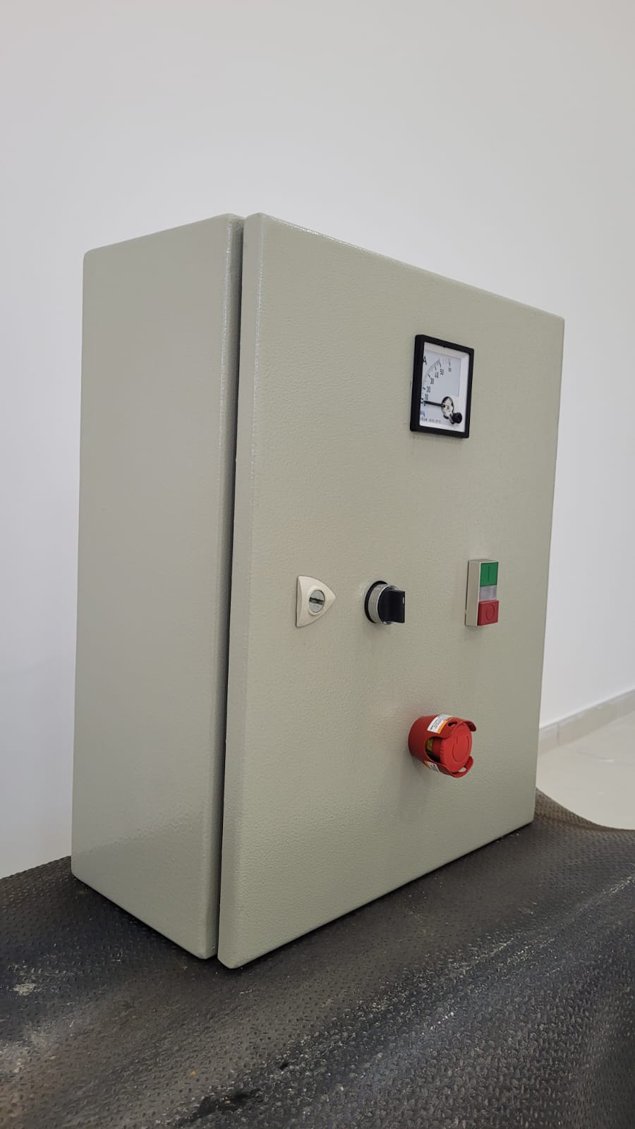 Montagem de painéis elétricos